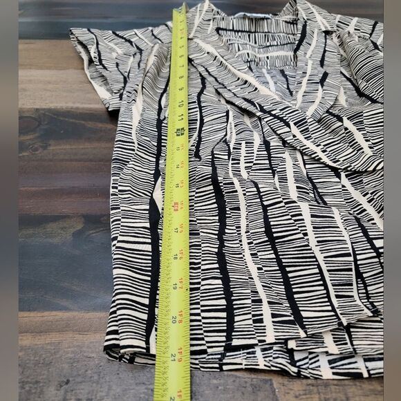 Nine West Structured Utility Wrap Blouse Short Sleeve Cream & Black Size XS - Picture 8 of 8